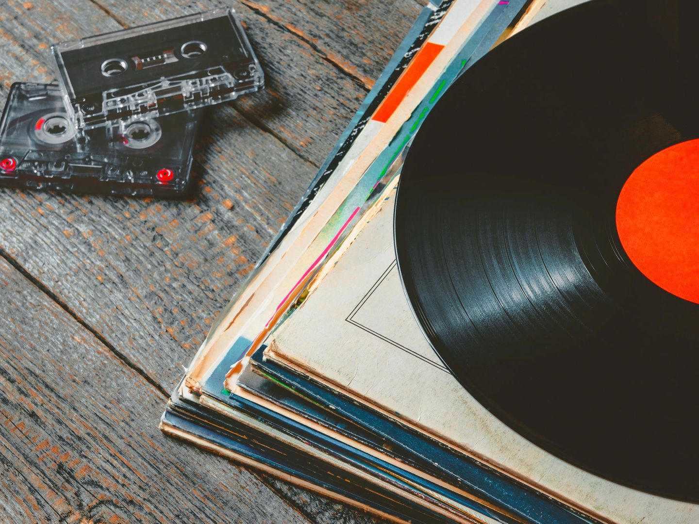 Vinyl vs. Kassette: was sich für kleine Auflagen eher lohnt